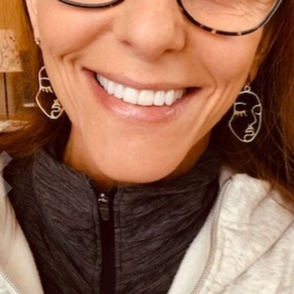 Brandy Melville Gold Abstract Face Earrings Vintag - Picture 5 of 6